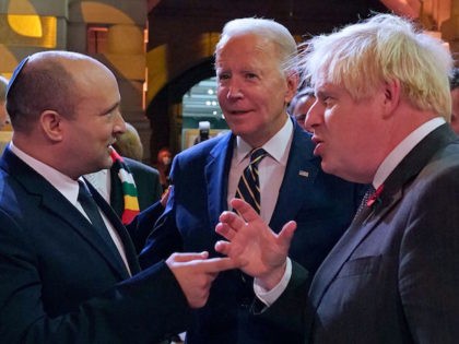 Israel's Prime Minister Naftali Bennett (L), US President Joe Biden (C) and British Prime Minister Boris Johnson (R) chat at a reception to mark the opening day of COP26 on the sidelines of the COP26 UN Climate Change Conference in Glasgow, Scotland on November 1, 2021. - COP26, running from …