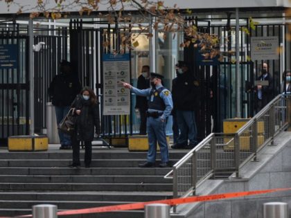 A United Nations security officer directs pedestrian traffic as New York police block access to the UN headquarters on December 2, 2021. - The United Nations headquarters in New York was cordoned off on Thursday during a police stand-off with a lone man apparently holding a gun outside the venue, …