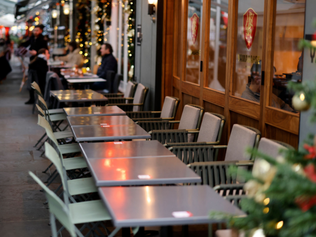 Empty tables are pictured outside a restaurant in London on December 21, 2021. - Britain on Tuesday launched a £1.0 billion support package for Covid-hit businesses, as staff absences from rising cases of the Omicron coronavirus variant began to bite in the run-up to Christmas. Finance minister Rishi Sunak said …