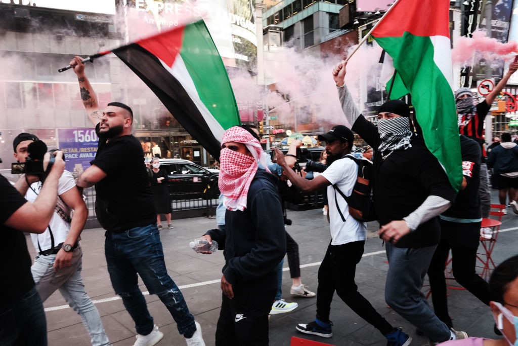 NEW YORK, NY - MAY 20: Pro Palestinian protesters face off with a group of Israel supporters and police in a violent clash in Times Square on May 20, 2021 in New York City. Despite an announcement of a cease fire between Israel and Gaza militants, dozens of supporters of both sides of the conflict fought in the streets of Times Square. Dozens were arrested and detained by police before they were dispersed out of the square. The 11 days of fighting has claimed the lives of at least 232 people in Gaza and 12 in Israel. (Photo by Spencer Platt/Getty Images)