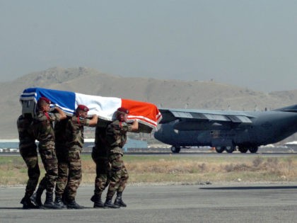 Kabul, AFGHANISTAN: French soldiers (R) from the International Security Assistance Force (ISAF) carry the coffin of a French soldier, during a ceremony at Kabul International Airport, 17 May 2006, after his death in a blast during a mine clearance operation. A French soldier was killed on 15 May in a …