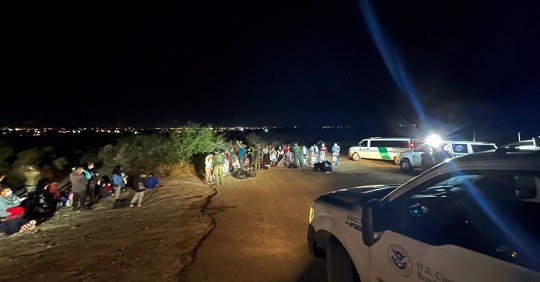 Border Patrol agents apprehend a large group of migrants after human smugglers moved them across the Rio Grande on Christmas Eve. (Randy Clark/Breitbart Texas)