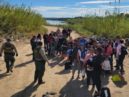 Del Rio Sector Border Patrol agents apprehend a large group of mostly Venezuelan migrants