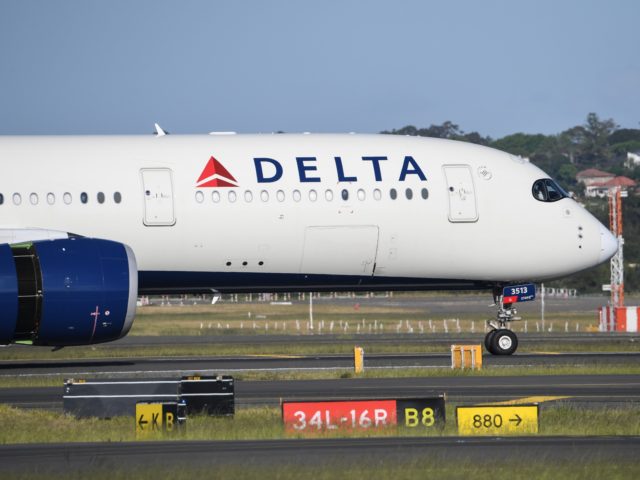YDNEY, AUSTRALIA - OCTOBER 31: A Delta airlines aircraft landing from Los Angeles at Kings
