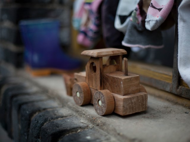 95-Year-Old PA Man Crafts 300 Wooden Toys for Local Children - Vimarsana News
