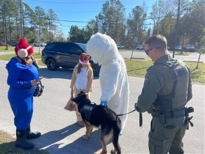 10-Year-Old Florida Girl Delivers Christmas Gifts to over 100 K9s: ‘I Love Them All’