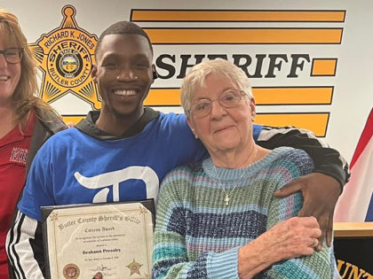 A man who stopped an alleged thief from running off with an elderly woman’s purse was recognized by the Butler County Sheriff’s Office in Ohio recently.