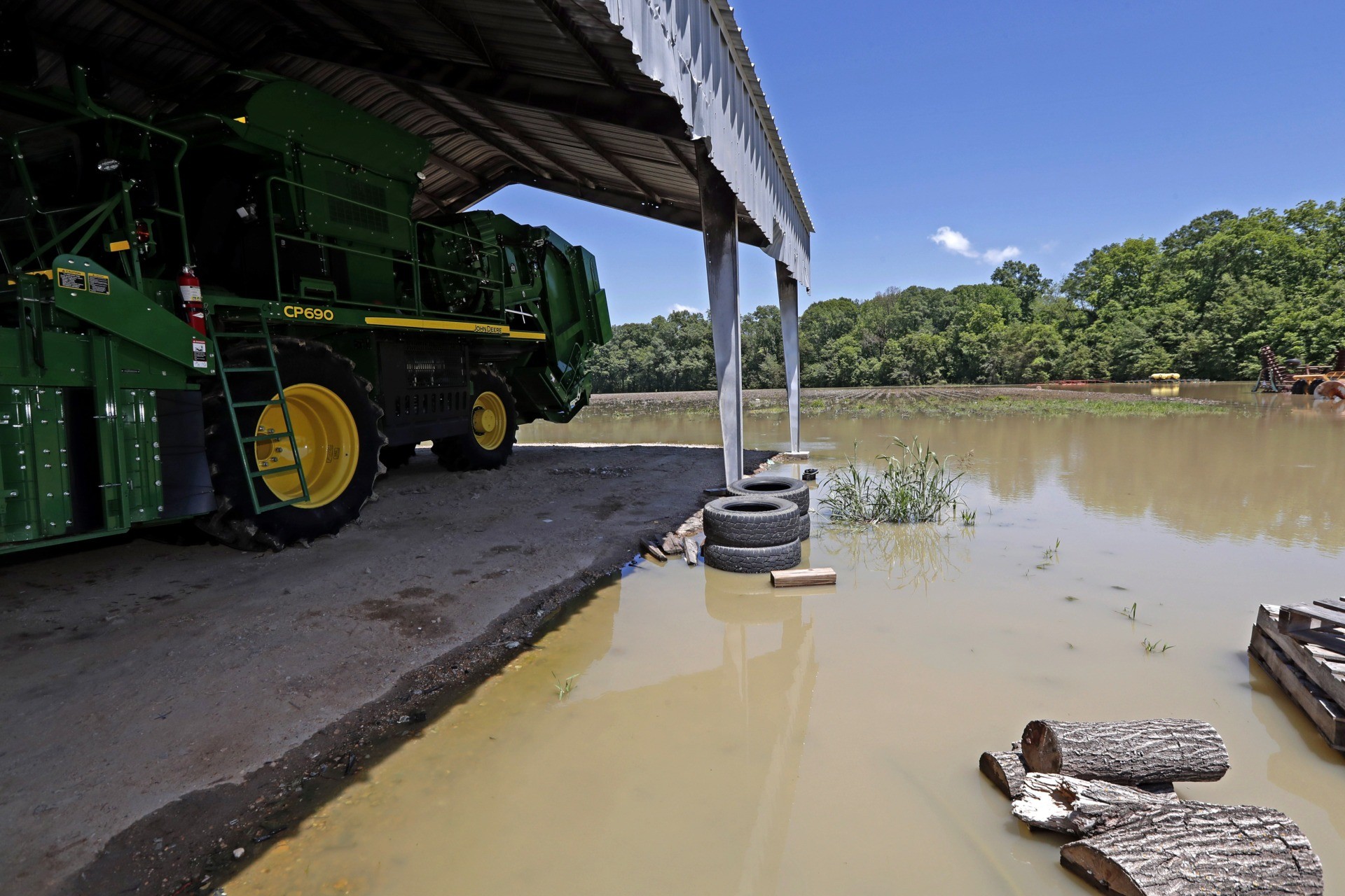 Flood program. Природа при наводнение.