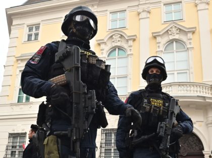 Police officers are pictured as Anti corona measures protestors demonstrate outside the Austrian Chancellery during a swearing-in ceremony of the new Chancellor in Vienna, Austria on December 6, 2021. - Austria's Interior Minister Karl Nehammer is due to be sworn in as the country's third chancellor in as many months …