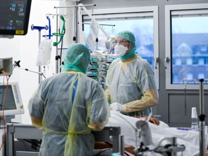 Medical staff assist a patient infected with the Covid-19 coronavirus in the Covid-19 intensive care unit (ICU) of the University hospital (Bergmannsheil Klinikum) in Bochum, western Germany, on December 16, 2021, amid the novel coronavirus COVID-19 pandemic. - The EU health agency ECDC on December 15, 2021 warned that vaccinations …