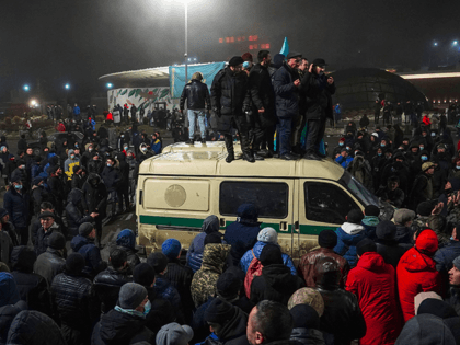 Protesters take part in a rally over a hike in energy prices in Almaty on January 5, 2022. - Kazakhstan on January 5, 2022 declared a nationwide state of emergency after protests over a fuel price hike erupted into clashes and saw demonstrators storm government buildings. (Photo by Abduaziz MADYAROV …