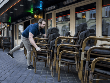A catering entrepreneur furnishes his terrace in Valkenburg, on January 14, 2022. - Shops
