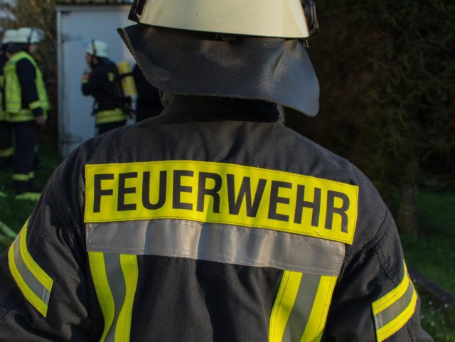 Freiwilliger Feuerwehrmann mit Jacke und Helm