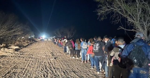 Exclusive 250 Migrants Cross Into Texas Border Town In One Hour 