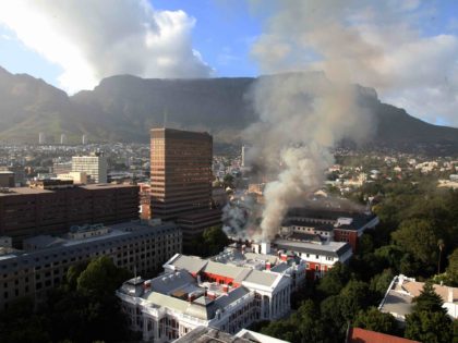 Parliament of South Africa on fire (Obed Zilwa / AFP / Getty)