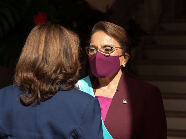 Honduran new president Xiomara Castro (R) speaks with US Vice-President Kamala Harris at the presidential house, in Tegucigalpa, on January 27, 2022. - Leftist Xiomara Castro was sworn in Thursday as the first woman president of Honduras after seemingly resolving a rebellion in her own party that had challenged her …