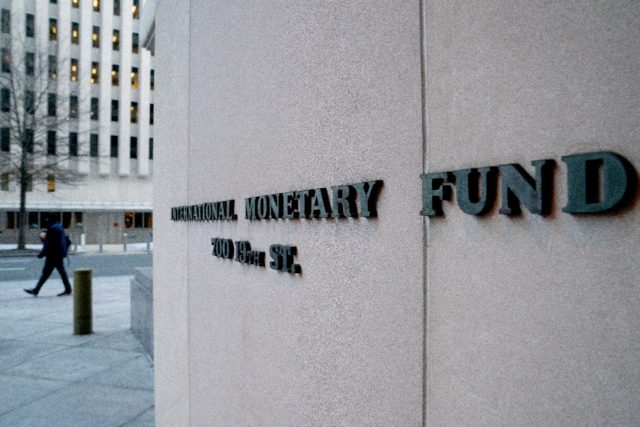 Tthe International Monetary Fund (IMF) headquarters warned in its latest forecasts of the risks to the global recovery and the need to escape the grip of the pandemic