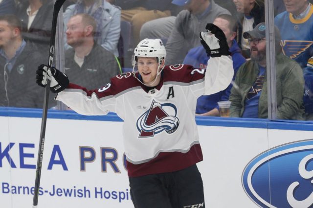 Avalanche star Nathan MacKinnon has facial fracture, concussion after scary hit