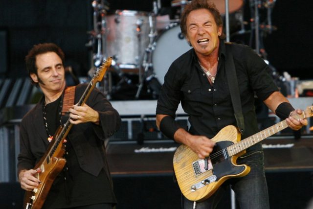 Nils Lofgren joins Neil Young, Joni Mitchell in pulling music from Spotify