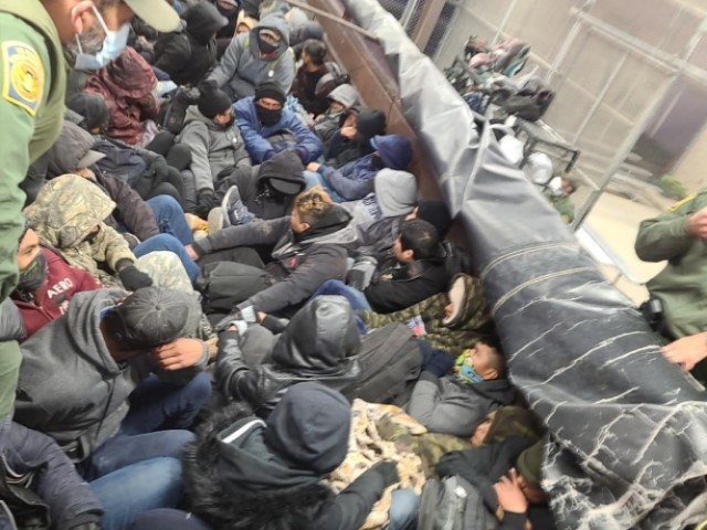 Gravel Dump Trucks Carrying Migrants are Trending near West Texas Border - Vimarsana News