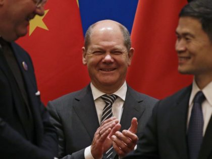 EIJING, CHINA - JANUARY 18: German Finance Minister Olaf Scholz (C) and Chinese Vice Premier Liu He (R) applaud as they witness a signing ceremony after the China-Germany High Level Financial Dialogue at the Diaoyutai State Guesthouse on January 18, 2019, in Beijing, China. (Photo by Andy Wong-Pool/Getty Images)
