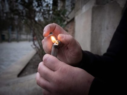 Malika, a crack addict lights a pipe at Stalingrad Square, nicknamed Stalincrack, on December 2, 2020 in Paris. - This "drug of the poor" has been wreaking havoc in the north-east of the capital for thirty years. Over the past 18 months, the authorities have been stepping up initiatives to …