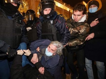 Police officers detain a demonstrator during a protest against Russia's invasion of Ukraine in central Saint Petersburg on February 24, 2022. - Russian President Vladimir Putin launched a full-scale invasion of Ukraine on Thursday, killing dozens and triggering warnings from Western leaders of unprecedented sanctions. Russian air strikes hit military …