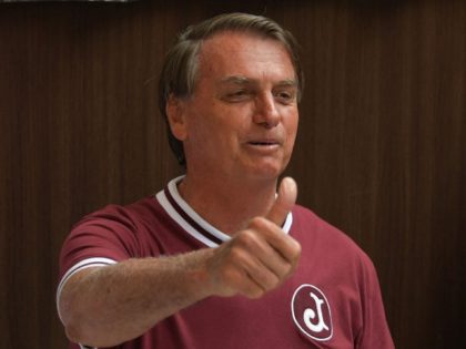 TOPSHOT - Brazil's President Jair Bolsonaro gestures during a press conference at the Vila Nova Star Hospital after he was discharged, in Sao Paulo, Brazil, on January 5, 2022. - Bolsonaro announced this Wednesday on his social networks that he was discharged from the hospital in Sao Paulo where he …