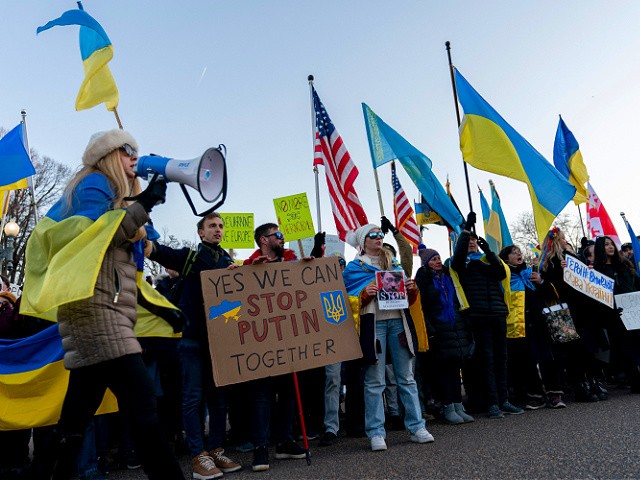 Protestors holding placards and waving Ukrainian flags gather in front of the White House in Washington, DC, on February 20, 2022. - Following a commemoration and vigil at the Lincoln Memorial to honor those who died in the Ukrainian Revolution of Dignity, demonstrators marched to the White House to protest the increased tension between Russia and Ukraine. (Photo by Stefani Reynolds / AFP) (Photo by STEFANI REYNOLDS/AFP via Getty Images)