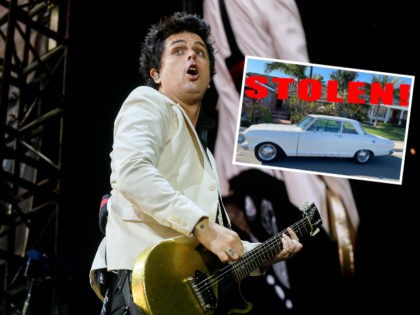 CHICAGO, ILLINOIS - AUGUST 15: Billie Joe Armstrong of Green Day performs during the Hella