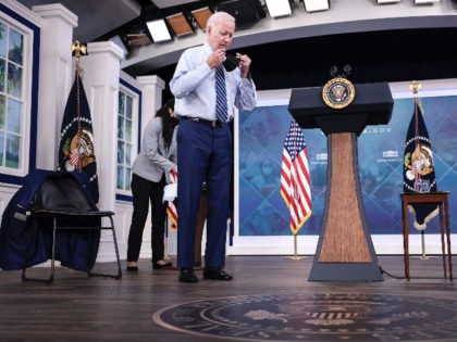 WASHINGTON, DC - SEPTEMBER 27: U.S. President Joe Biden puts on his face mask before recei
