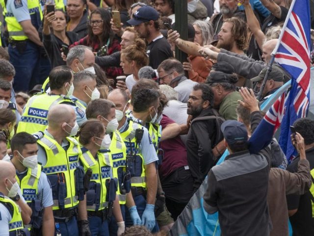 Video/Pictures: 120 NZ Freedom Convoy Protestors Arrested in Police Crackdown