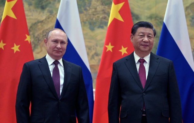 Russian President Vladimir Putin (L) was among the leaders invited to Xi Jinping's banquet
