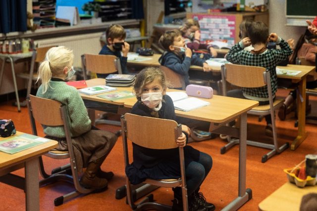 In the United States, calls to lift mask mandates at school have multiplied in recent weeks, including within the scientific community, at a time when new cases of Covid-19 are plunging