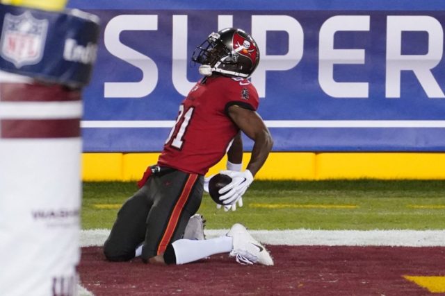 Glove from Antonio Brown's Buccaneers meltdown up for auction