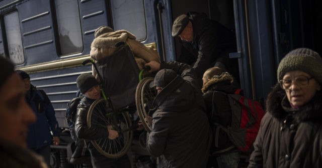 PICS: 'There Is No City Anymore' – Civilians Stream Out of Mariupol