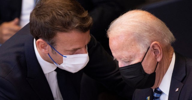'We Can't Escalate' – Macron Criticises Biden's Anti-Putin Rhetoric