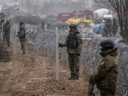 Angry Activists Claim Double Standards as Poland Welcome Ukrainian Refugees, Blocks Illegals