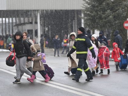 Refugees coming from Ukraine walk at the Ukrainian-Romanian border in Siret on March 02, 2022. - Refugees from Ukraine flock into Romania to escape Russia's invasion -- and avoid massive jams at the Polish border. (Photo by Daniel MIHAILESCU / AFP) (Photo by DANIEL MIHAILESCU/AFP via Getty Images)