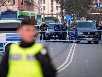 Police commandos gear-up as they arrive at the scene of a reported incident at the Latin School in Malmo, Sweden on March 21, 2022 which left several people wounded. - Sweden OUT (Photo by Johan NILSSON / various sources / AFP) / Sweden OUT / The erroneous mention[s] appearing in …