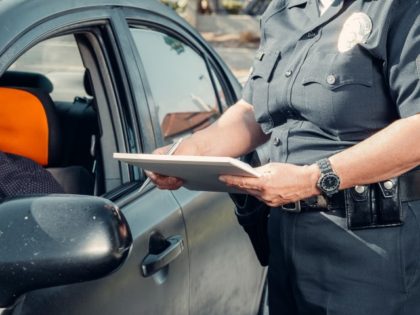 Police-officer-talking-to-motorist