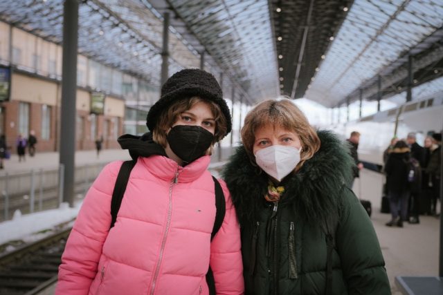 Maria, 14, and her mother Svetlana, took a last-minute train to Finland after the cancella