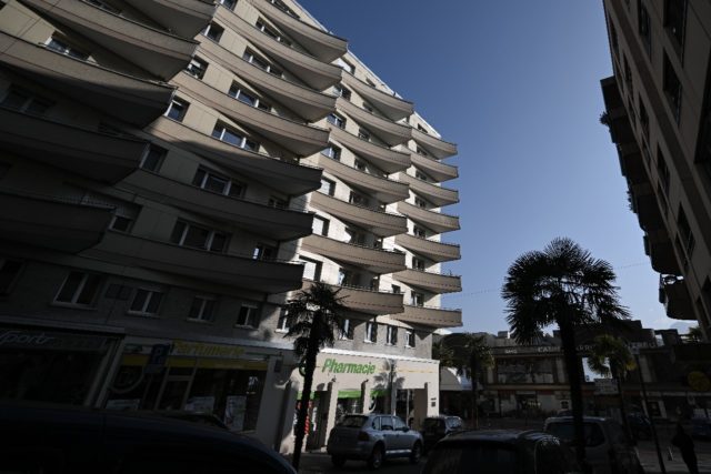 The circumstances around the family drama in an upmarket neighbourhood of the picturesque