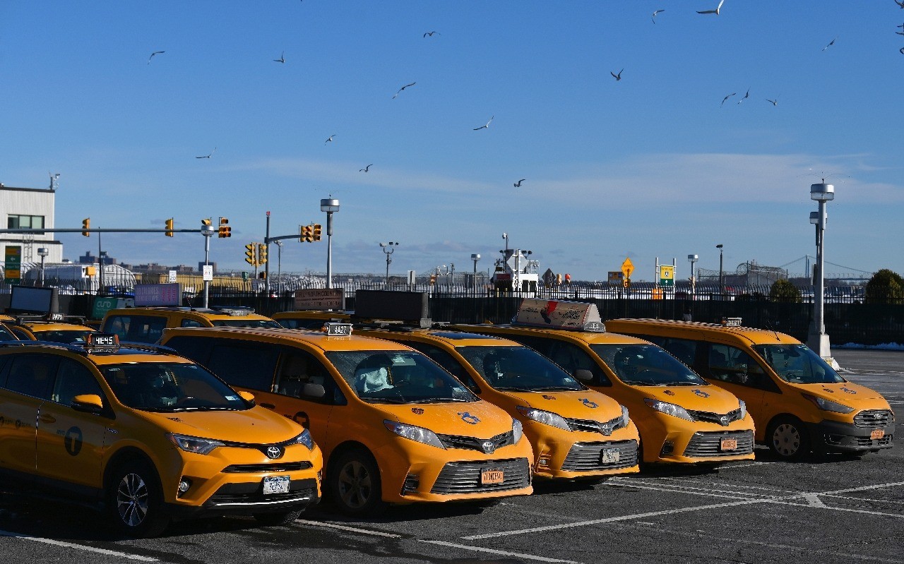 Купить желтое такси. Желтое такси. Такси сеть. Транспорт такси и ТД. Чёрно-жёлтое такси 2020.