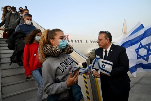 400 Ukrainian refugees arrive in Israel, interior minister warns of surge