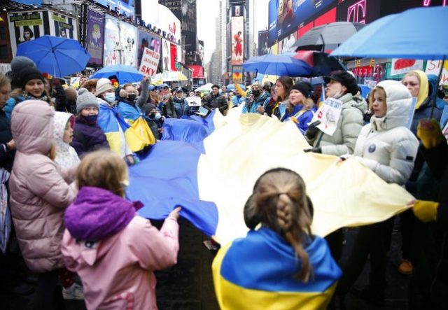 Russia continues to arrest protesters against Ukraine invasion