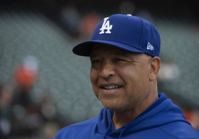 Los Angeles Dodgers manager Dave Roberts signs 3-year extension