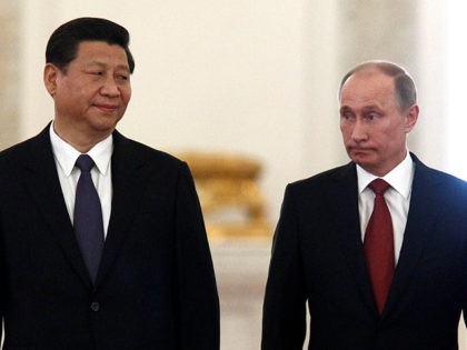 Russia's President Vladimir Putin (R) and his Chinese counterpart Xi Jinping meet in