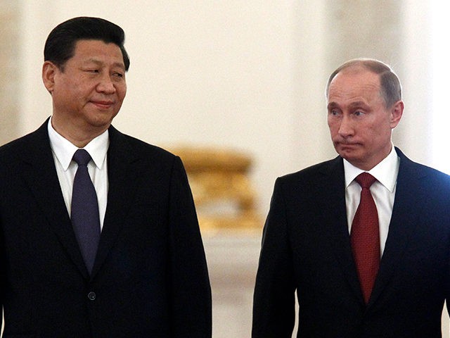 Russia's President Vladimir Putin (R) and his Chinese counterpart Xi Jinping meet in