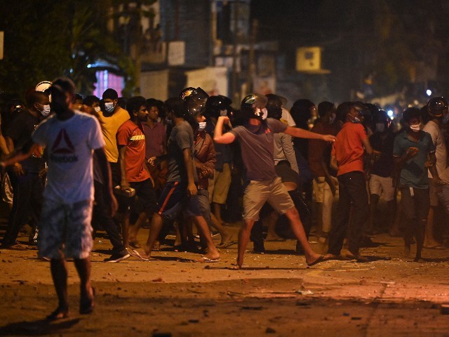 Sri Lanka: Mob Storms President's House as Country Runs Out of Food, Gasoline - Vimarsana News